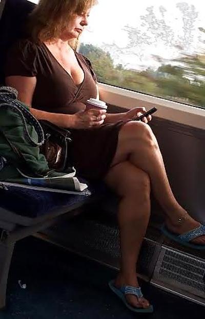 4P 電車でおっぱいと脚を露出する率直な熟女