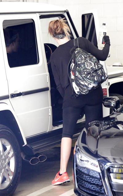 25P Khloe Kardashian Cul En Leggings Et Jeans Serrés (HQ)