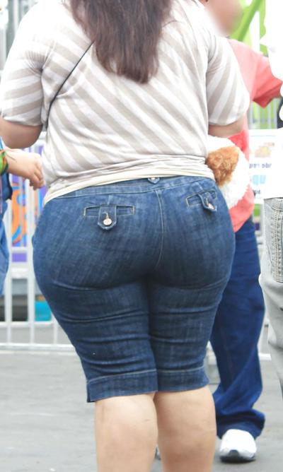 14P Candide énorme cul de maman latina en jeans