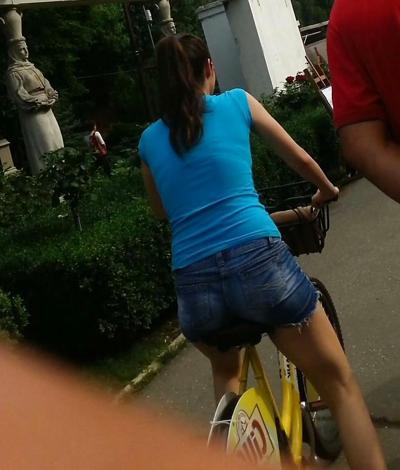 25P Spy sexy women in bicycle romanian