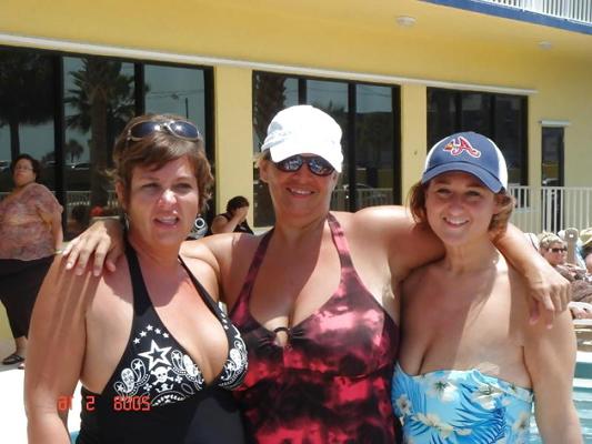 20P Saggy tits in swimsuit.