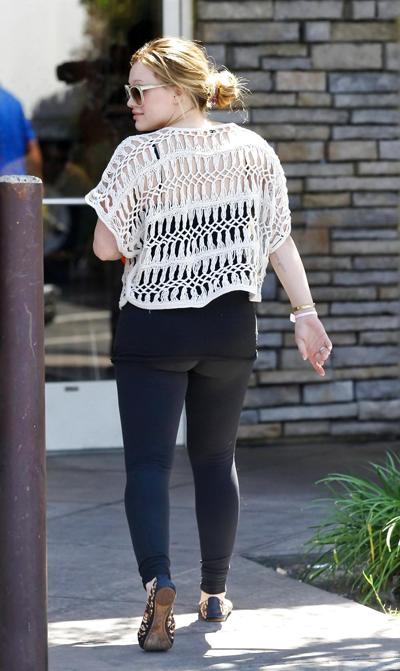 25P Hilary Duff cul sexy en leggings et jeans (QG)