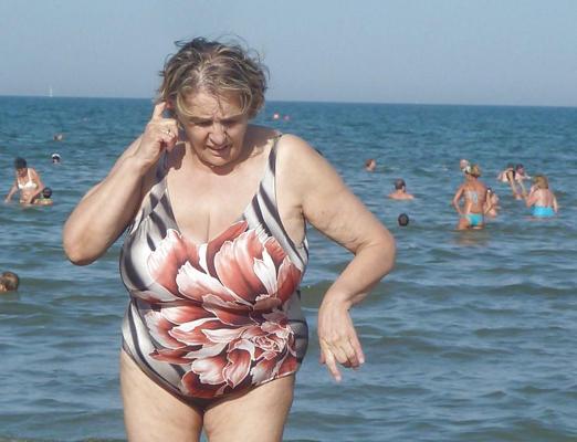 25P Big Breasted Beach Grandmas