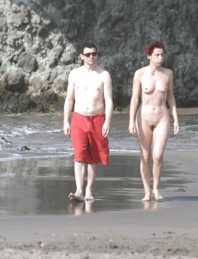 19P Nackt am Strand vorgefuehrt...CMNF