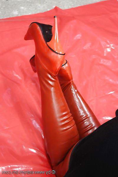 8P Rote Latexstiefel