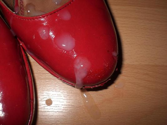 16P Cum on red pumps