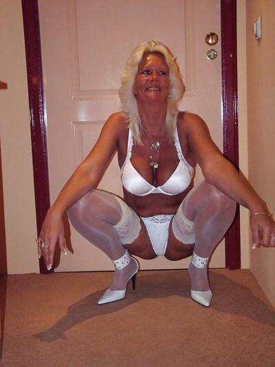 25P Stockings, lingerie, heels ... & cats 36