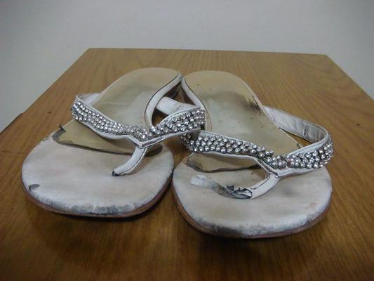 25P Chinelo de couro branco com strass