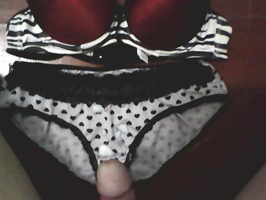 5P Creampie sur la culotte de mon ami n°2 (waree)
