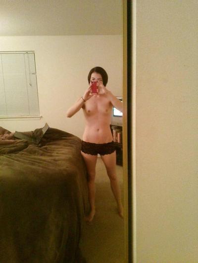 9P Nude girlfriend selfie