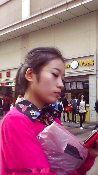 25P Chinesischer Schütze auf der Straße