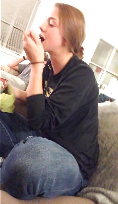 7P 彼女のお尻から垂れ下がったパンティーが透けて見える