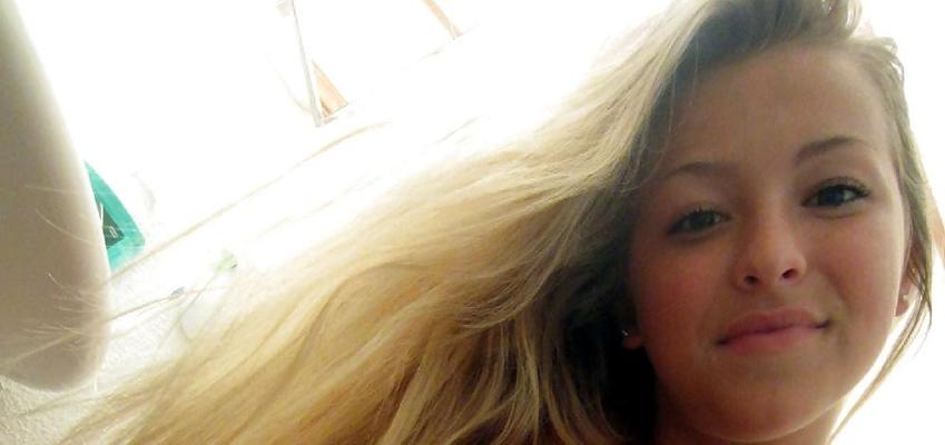 23P Young Girl Amateur 12 - Naked Selfies