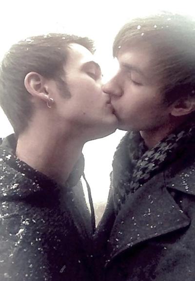 25P Gay Guys Sweet Kisses