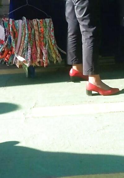 25P Spy sexy old + young feet and legs romanian