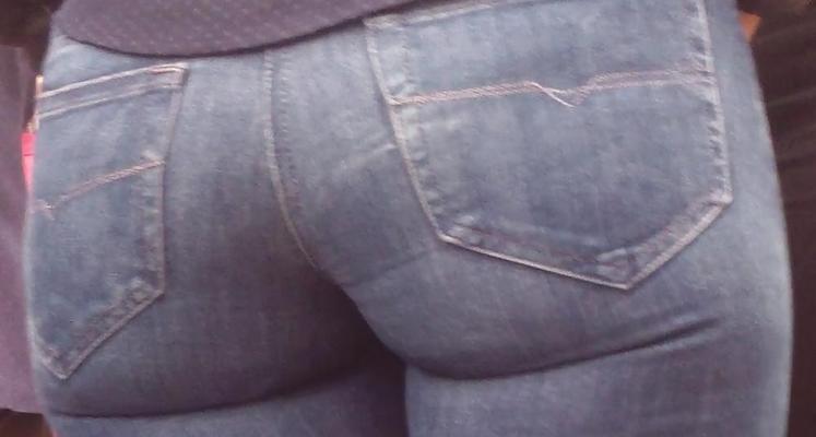 25P Schöner, großer, saftiger Teenie-Arsch und -Hintern in sehr engen blauen Jeans