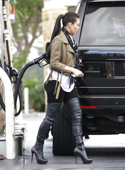 25P Kim Kardashian en grosses bottes pompant de l'essence à Calabasas