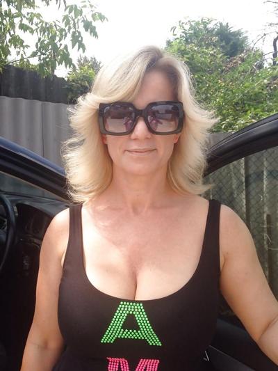 10P Erika, une MILF mature hongroise (non nue)