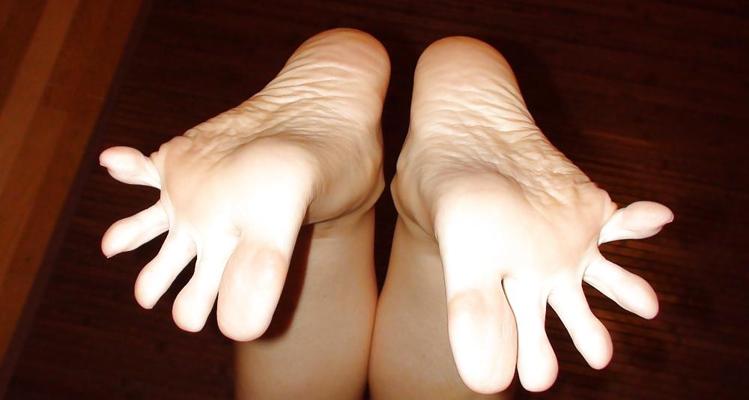 23P Somemore pretty feet.