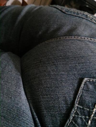 4P Gros cul latina large en jeans serrés