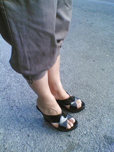 11P Feet and shoes of wife, daughter, lovers and friends