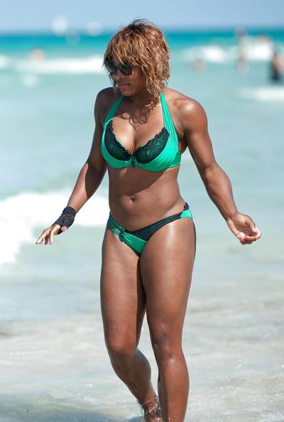 13P Serena Williams Monsterarsch und -brüste am Strand von Miami