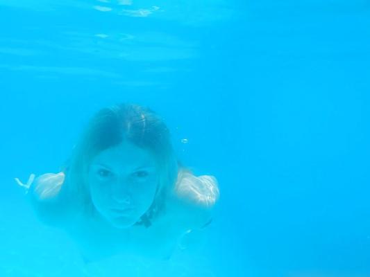 12P Mermaid dives in swimming pool