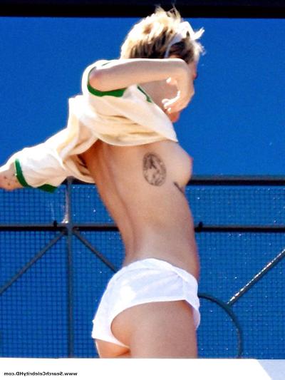 20P Miley Cyrus zeigt Titten auf dem Hotelbalkon in Sydney
