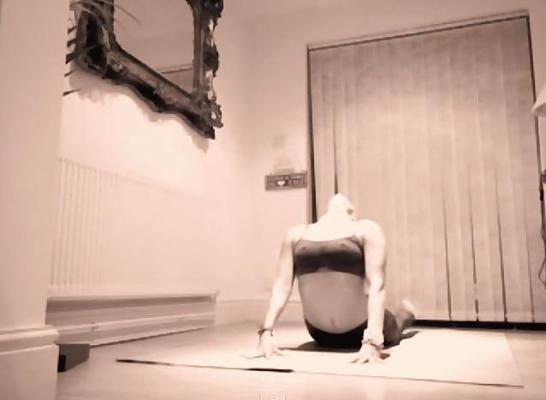 23P Youtube Fitness MILF 2 Nips, Arsch, Füße, Knackarsch