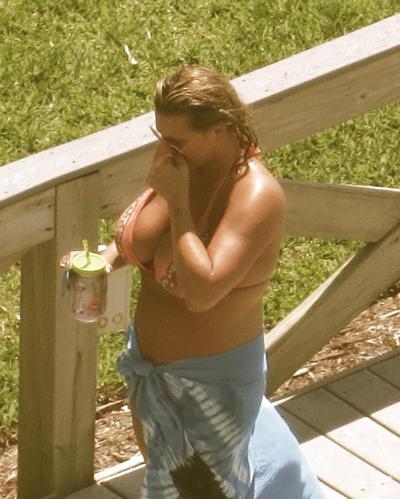 10P 率直な巨大なおっぱいのビーチMILF