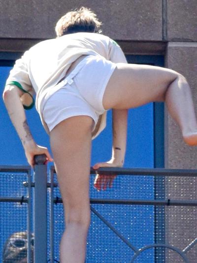 14P Miley Cyrus oben ohne in Australien