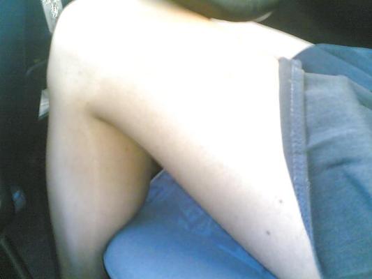 12P MA MATURE SALOPE EXHIBE EN VOITURE UPSKIRT IN CAR EXHIBE