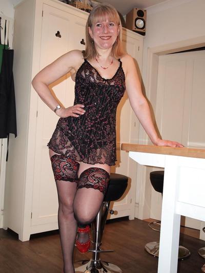 5P Mom tries on the babysitters corset
