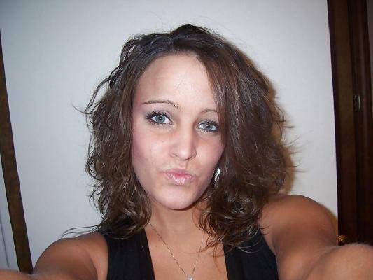 24P AMATEURE - BRUNETTE POSING & SUCKING