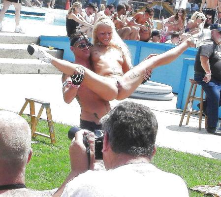 18P Wide and Open in Public -218-