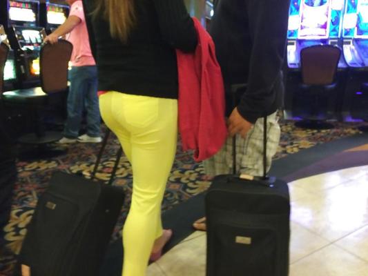 7P Jeune Philippine En Pantalon Jaune Serré Sweet Ass VPL