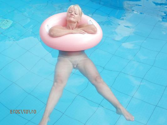 20P She loves flashing at the beach and the pool...