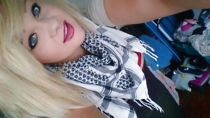 16P This girl loves getting on her knees and sucking cock