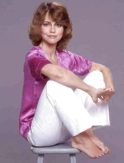 10P Sally Field's size 6 feet