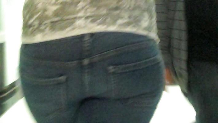 4P Gros cul marchant pour toi en jeans