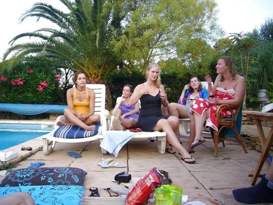 18P Chaudasses seins nus au bord de la piscine