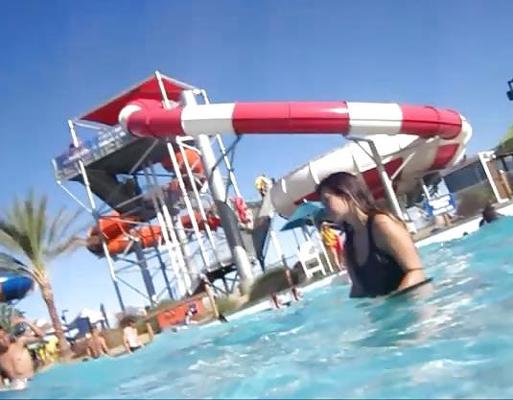 19P ウォーターパークで素晴らしいお尻を持つホットなアジア人熟女