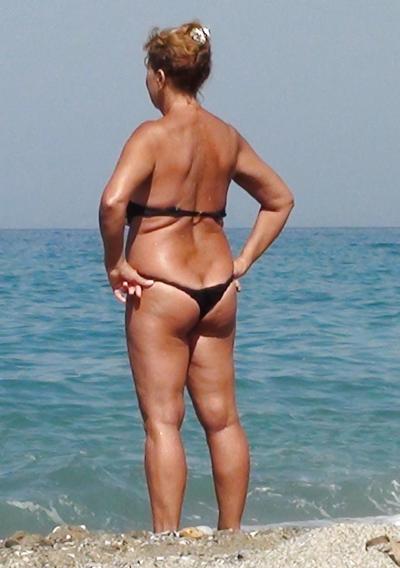 21P Candid Busty Beach Granny