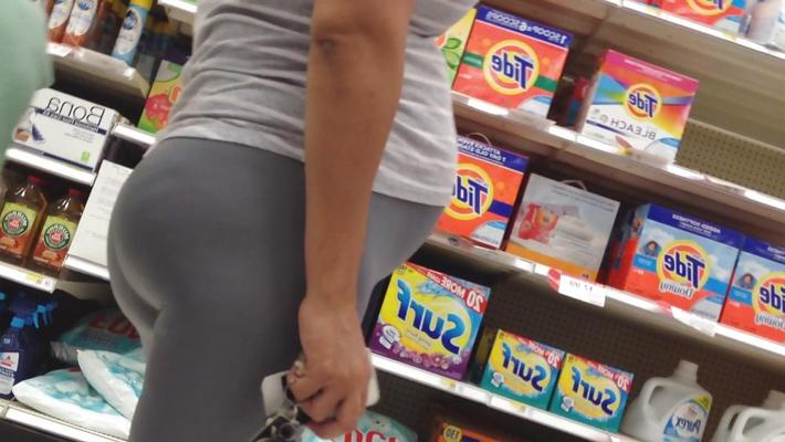 13P Maman latina enceinte en leggings gris