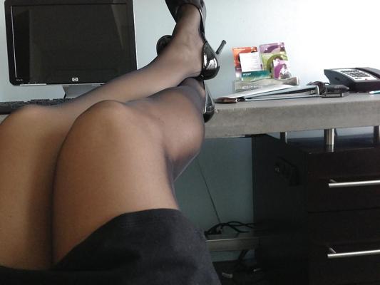 25P Nylon upskirt - just legs in nylons