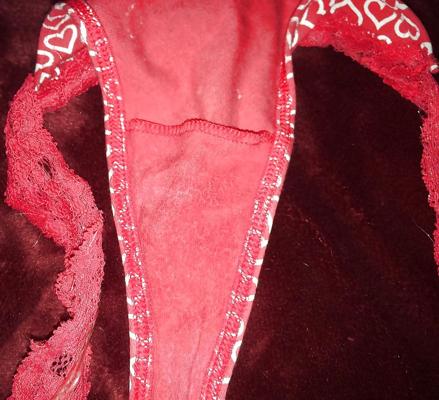 7P Lécher PAS mes sœurs aînées, un string taché de sperme
