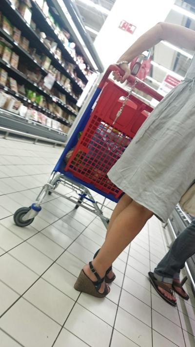 25P Ступни и ноги на каблуках скрытой камерой в супермаркете