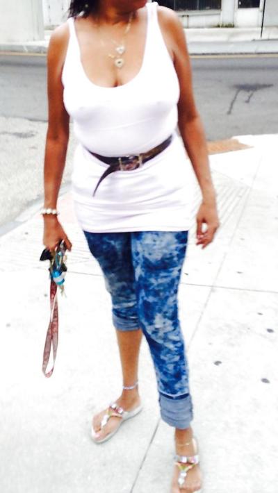 6P Milf no bra ... Nice tits
