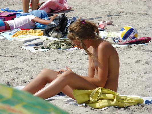 24P Topless am girls beach pt 2