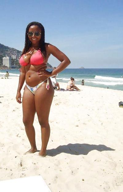 25P Beaux seins noirs - Nu et bikini